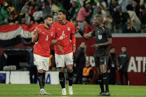 بعد ضياع حلم الثامنة.. هل اتهم ثنائي مصر الحكم بالرشوة؟ (فيديو)